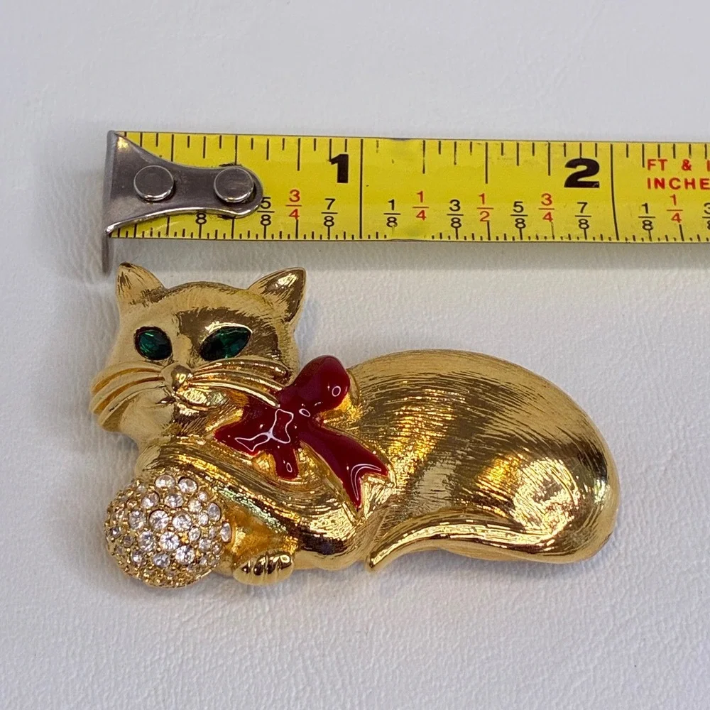 Napier Vintage Gold Tone Cat‎ Brooch Green Eyes Red Bow Rhinestone Yarn Ball